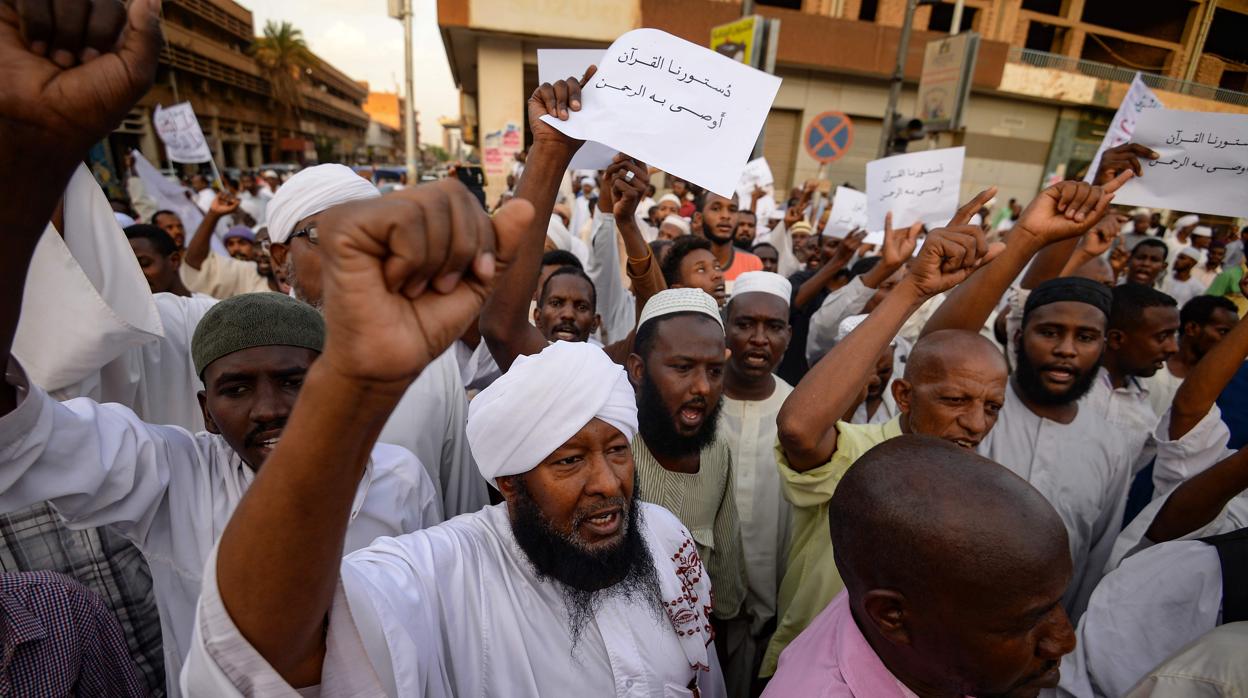 Miembros de grupos islamistas sudaneses, que intentan capitalizar la protesta contra los militares