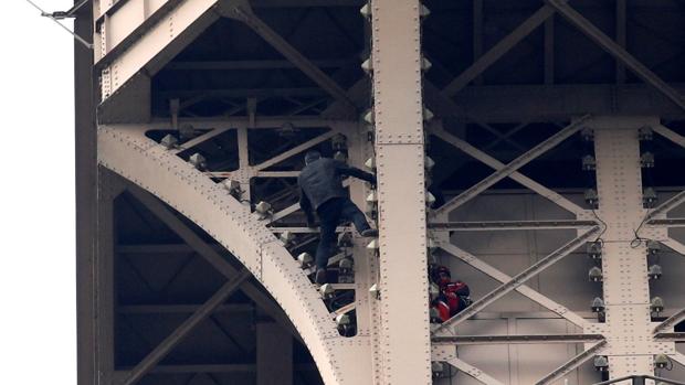 La Torre Eiffel, cerrada y evacuada por la presencia de un hombre escalando el monumento