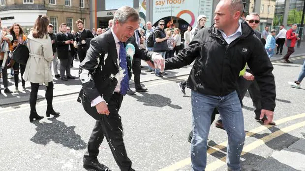 Un manifestante lanza un batido a Nigel Farage, favorito para las europeas en Reino Unido