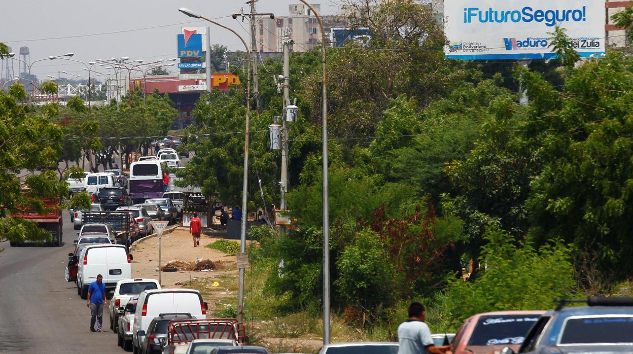 Decenas de coches hacen cola esperando cargar combustible en Maracaibo