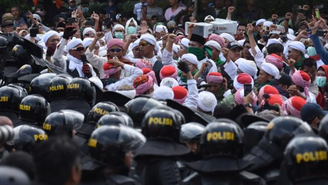 Al menos 6 muertos y 200 heridos en disturbios tras la reelección del presidente en Indonesia