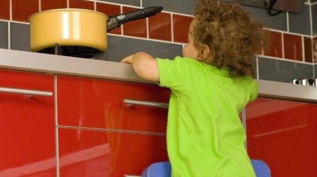 Un bebé muere electrocutado por chupar un cargador de móvil enchufado