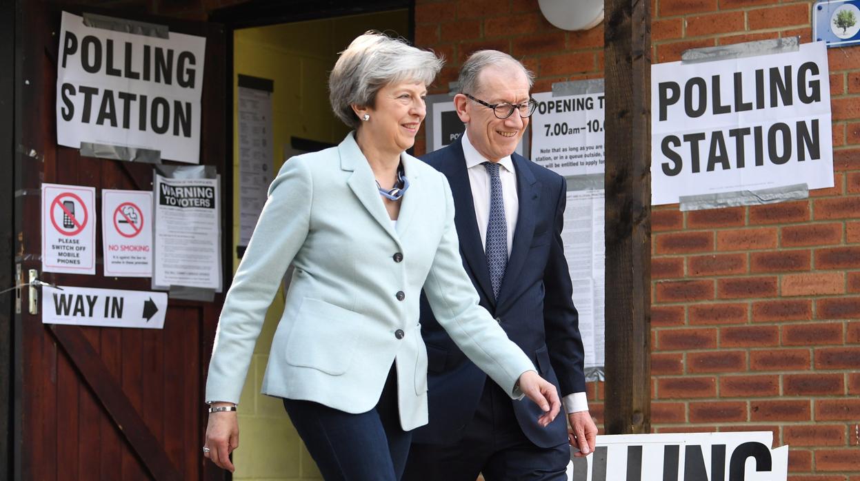 Theresa May y su marido Phillip salen de un colegio electoral de Sonning tras participar en los comicios europeos