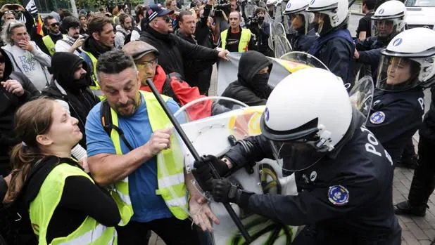 Una protesta de «chalecos amarillos» en Bruselas se enfrenta a la Policía y causa destrozos