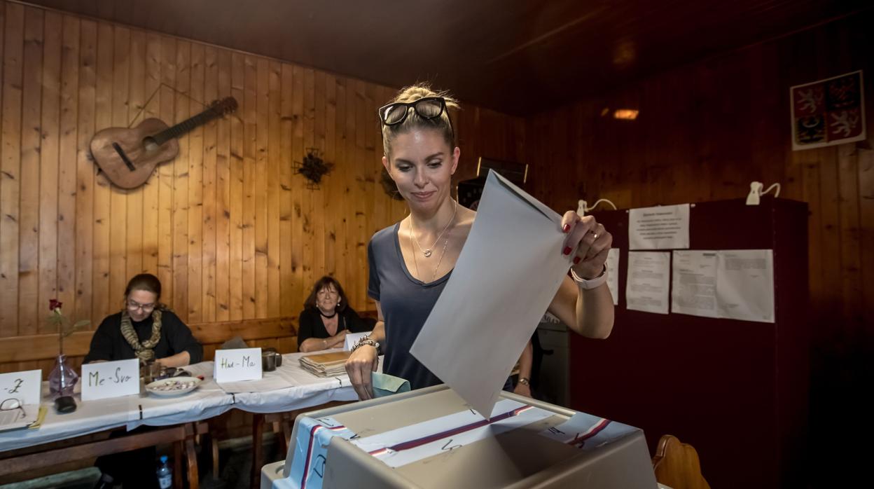 Una mujer vota en un colegio electoral en Praga