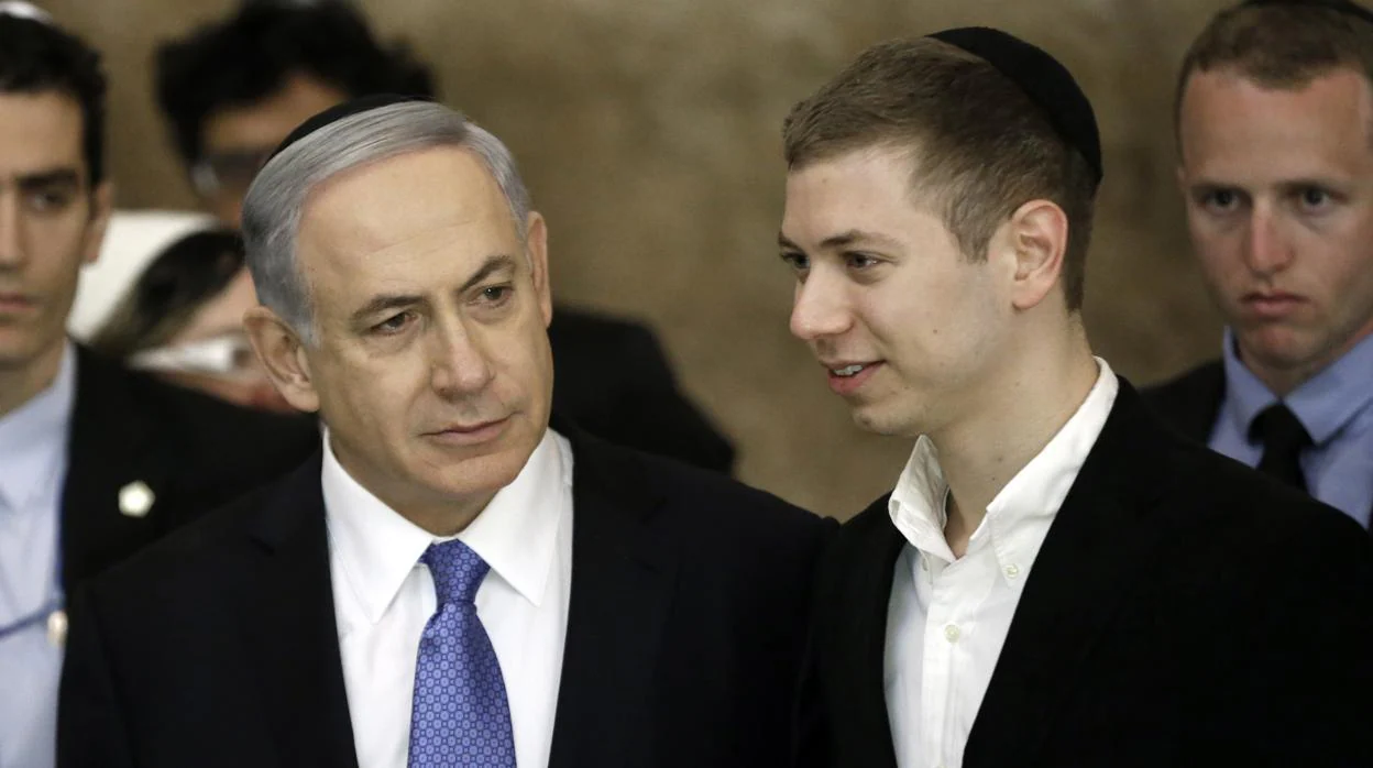 Benjamin Netanyahu, junto a su hijo Yair, en 2015