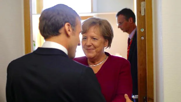 Macron y Sánchez intentan aislar a Merkel en la renovación de cargos de la UE