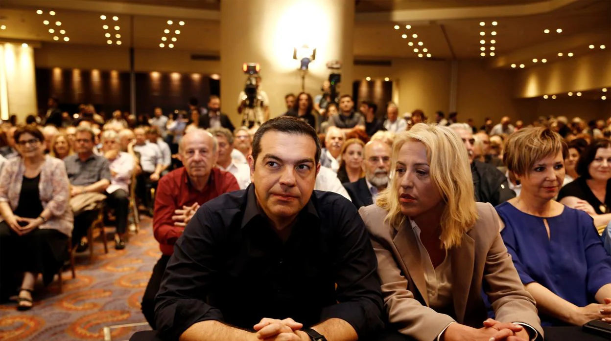 El primer ministro de Grecia, Alexis Tsipras (i), participa en una reunión del comité central de Syriza, este lunes en Atenas (Grecia)