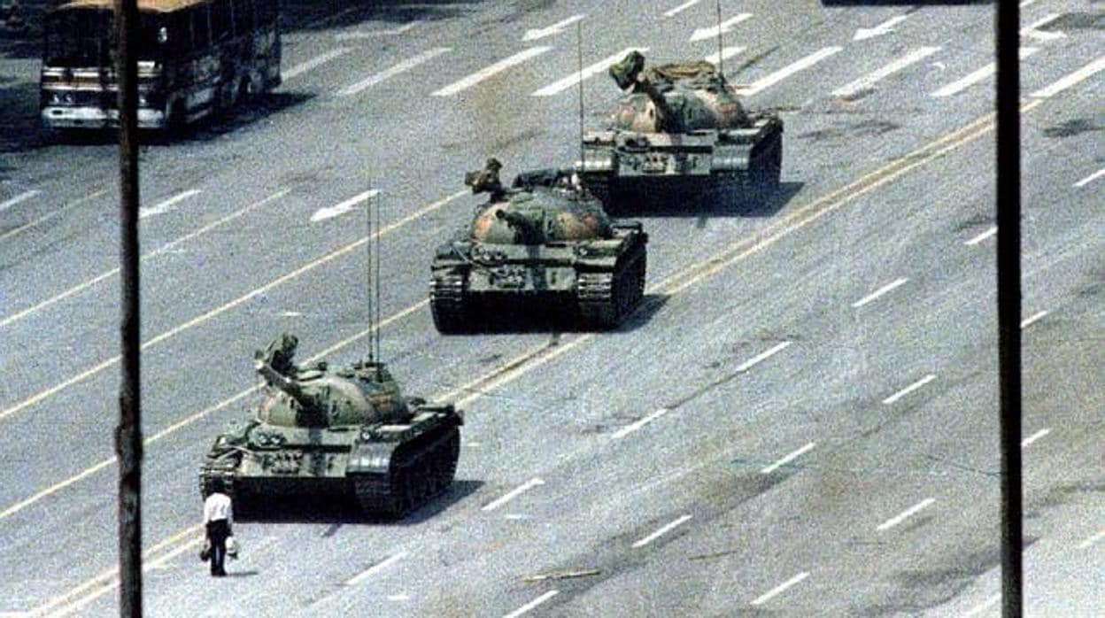 Un joven se enfrenta a los tanques de la plaza de Tiananmen en 1989