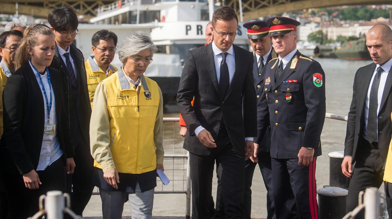 La ministra de Exteriores sucoreana, Kang Kyung-hwa, y su homólogo húngaro, Peter Sziijarto, visitan el lugar del naufragio en Budapest