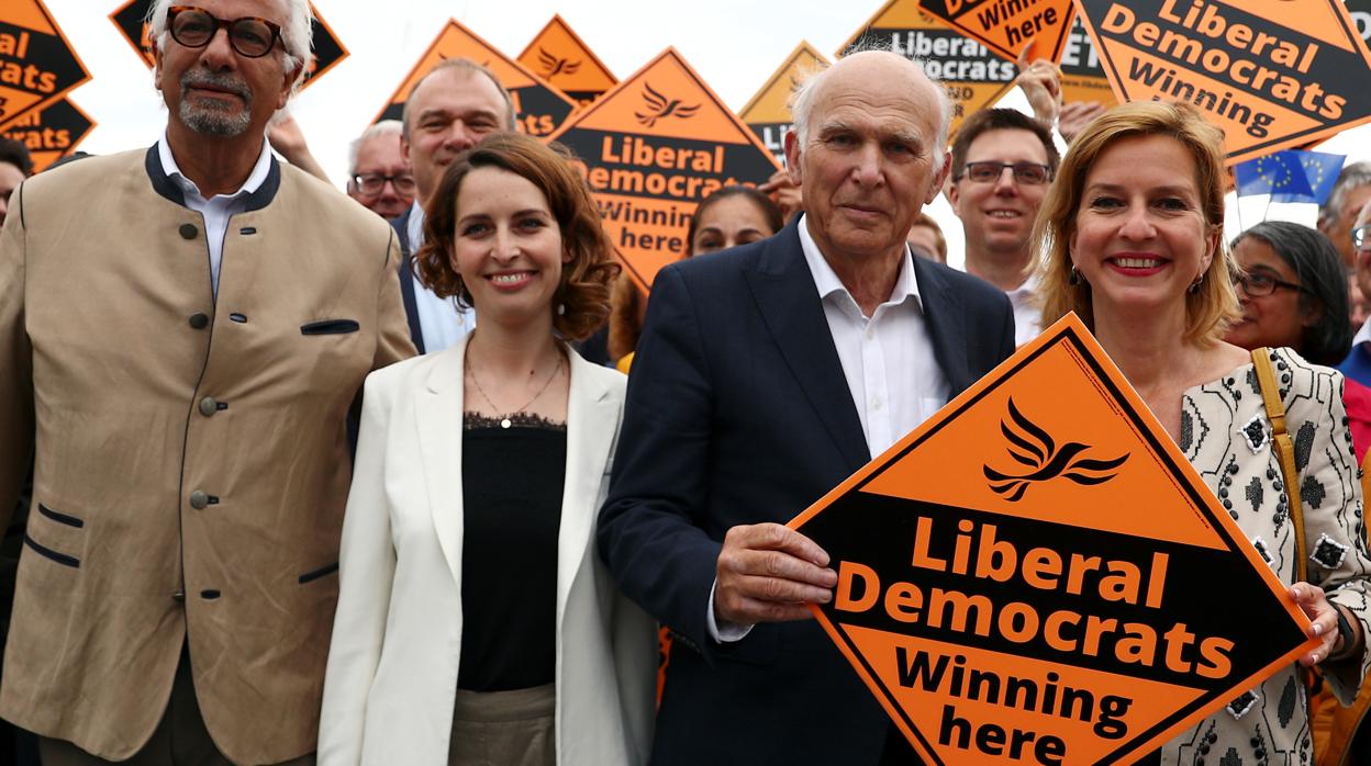 El líder del Partido Liberal Demócrata, Vince Cable, sostiene un cartel el pasado lunes para celebrar los resultados en las elecciones europeas