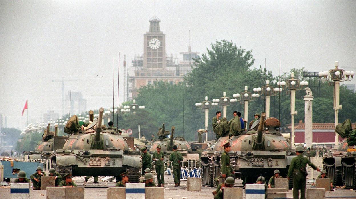 Tanques y soldados del Ejército Popular chino en la plaza de Tiananmen, el 6 de junio de 1989