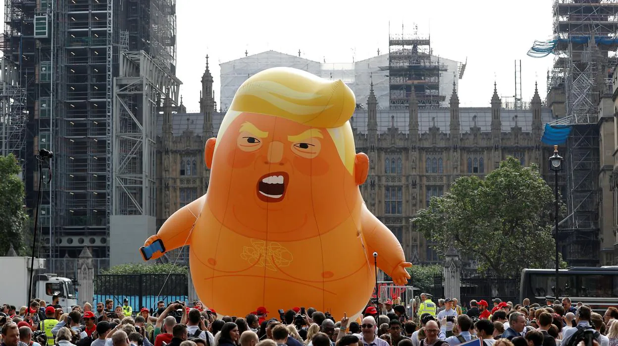 Un grupo de manifestantes exhiben un globo gigante de Donald Trump, durante la visita del presidente al Reino Unido el verano pasado