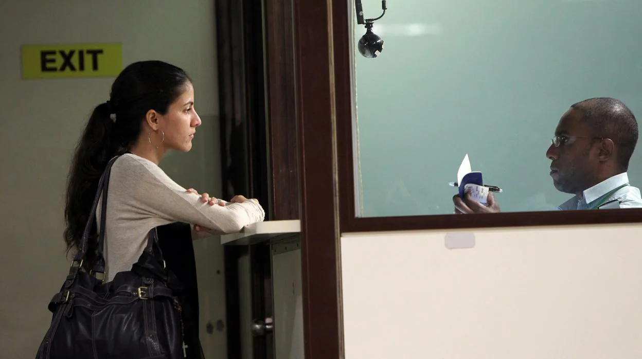 Rosa María Payá, activista e hija del disidente cubano fallecido Oswaldo Payá, efectúa el control de seguridad en el aeropuerto José Martí de La Habana, en una imagen de archivo