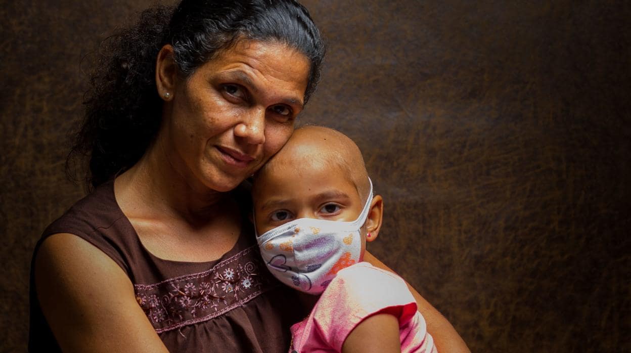 Adriana Avariano posa con su hija Mariana de 6 años el pasado 27 de mayo de 2019, en Caracas
