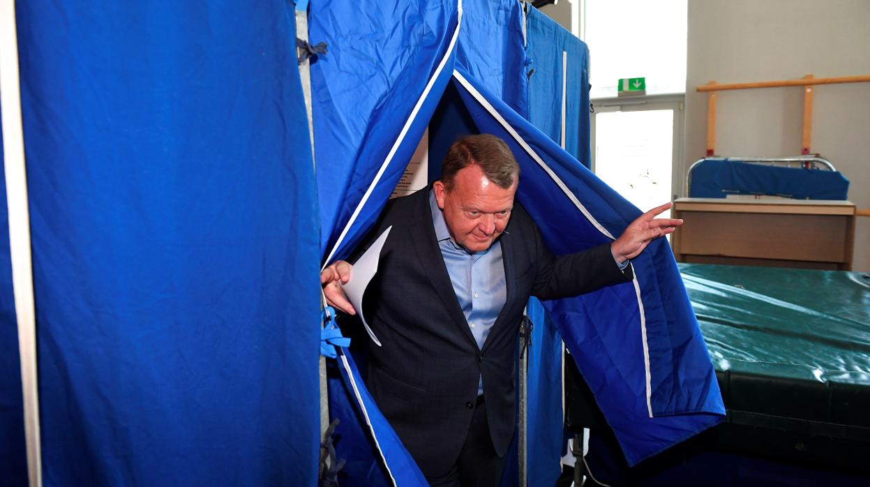 El primer ministro danés, Lars Lokke Rasmussen, se dispone a depositar su voto en un colegio electoral, hoy en Copenhague