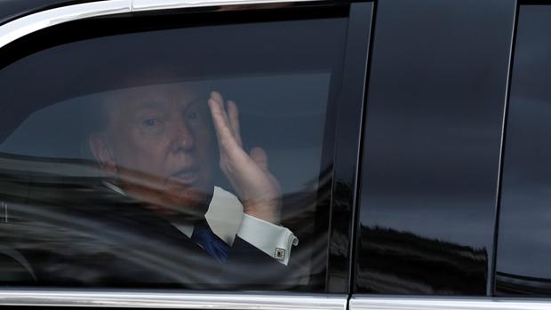 El día que Trump alquiló coches a una funeraria para su visita a Irlanda