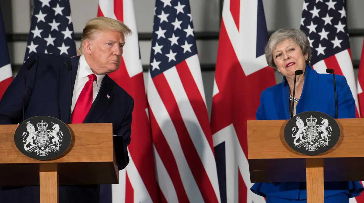 El presidente de EE.UU., Donald Trump, junto a la primera ministra saliente del Reino Unido, Theresa May