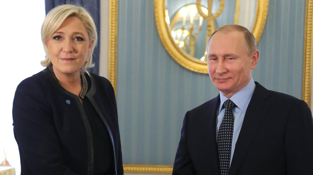 Marine Le Pen estrecha la mano de Valdimir Putin durante una visita en Moscú