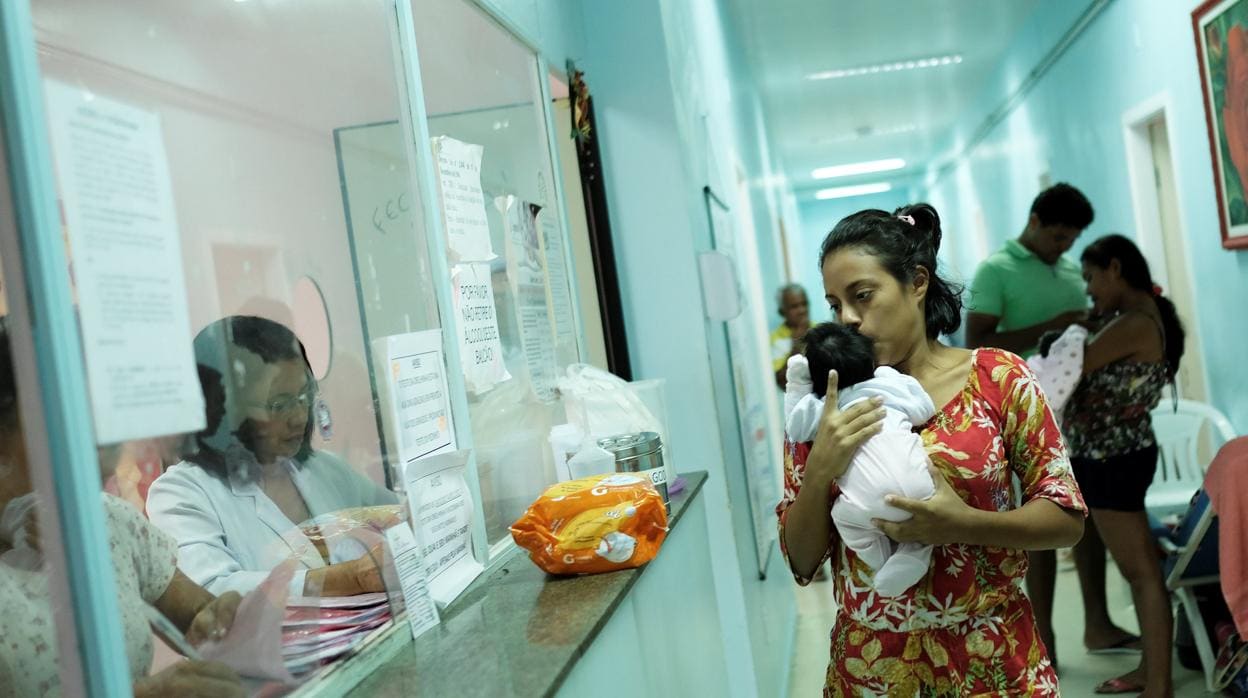 Una madre venezolana inmigrante sostiene a su bebé recién nacido en un hospital brasileño, en 2017