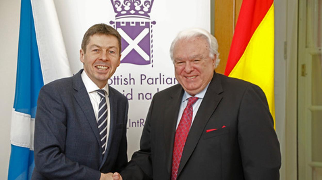 Miguel Ángel Vecino, a la derecha, junto al presidente del parlamento escocés, Kenneth Donald Macintosh
