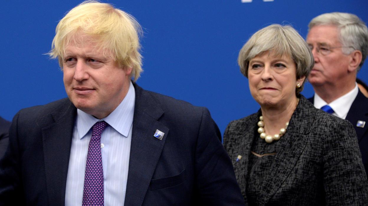 Boris J0hnson, ante Theresa May en una imagen de 2017