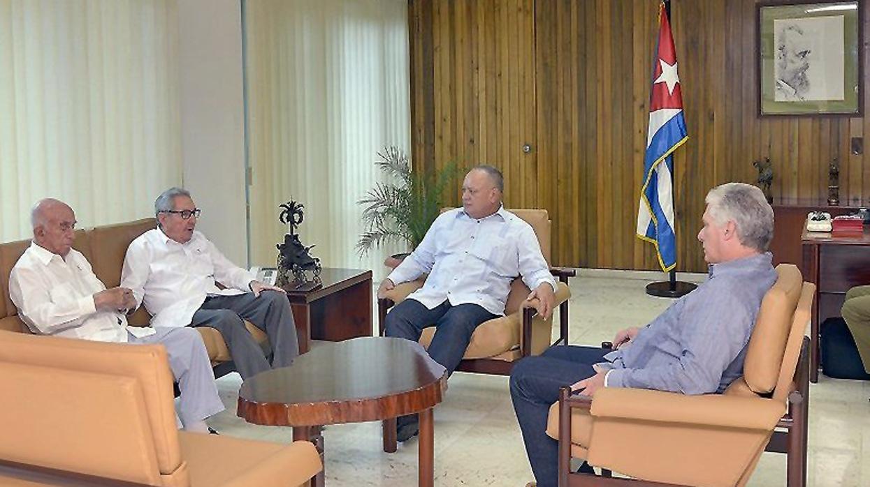 Raúl Castro, Miguel Díaz-Canel y José Ramón Machado Ventura sostienen una reunión con el líder chavista