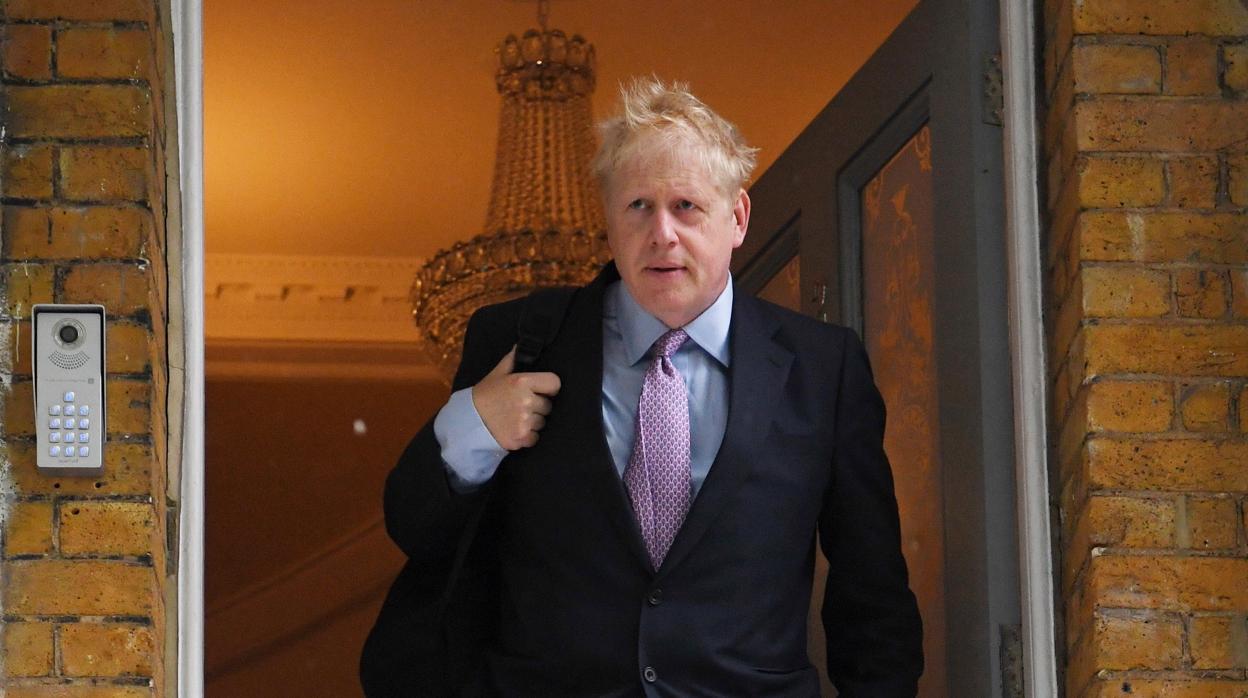 Boris Johnson saliendo de su casa hoy, lunes, a la mañana