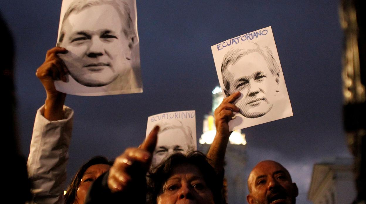 Los seguidores de Julian Assange se manifiestan frente al palacio presidencial con respecto a su ciudadanía ecuatoriana en Quito