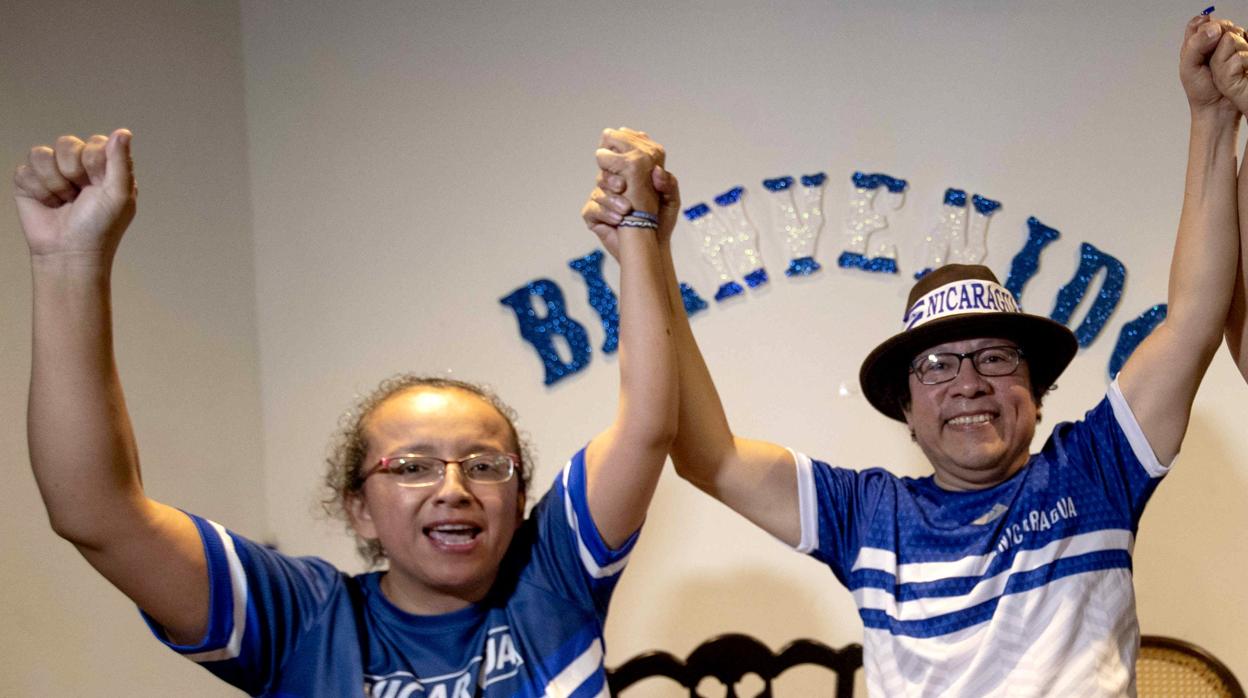 Los periodistas Lucía Pineda y Miguel Mora celebran su puesta en libertad en Managua