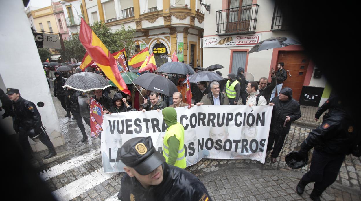 Una manifestación contra la corrupción marcha por una calle de Sevilla, en 2014
