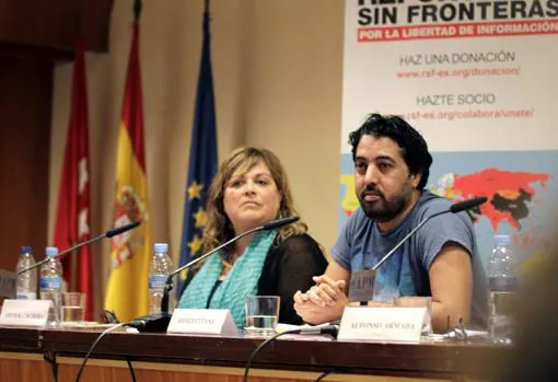 Los periodistas Edith R. Cachera (RSF) y Ahmed Ettaji (Equipe Media), ayer