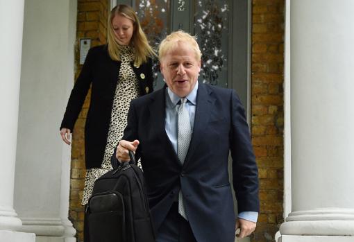 Boris Johnson sale de su casa este jueves en Londres