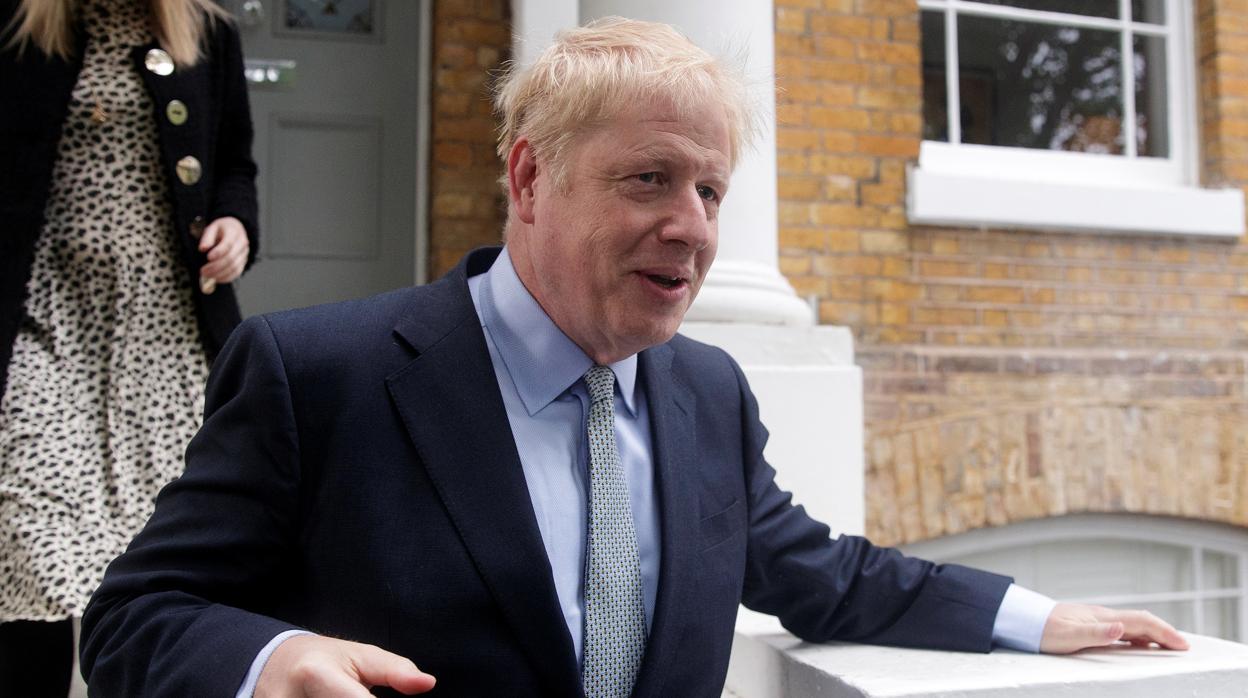 Boris Johnson sale de su casa este jueves en Londres