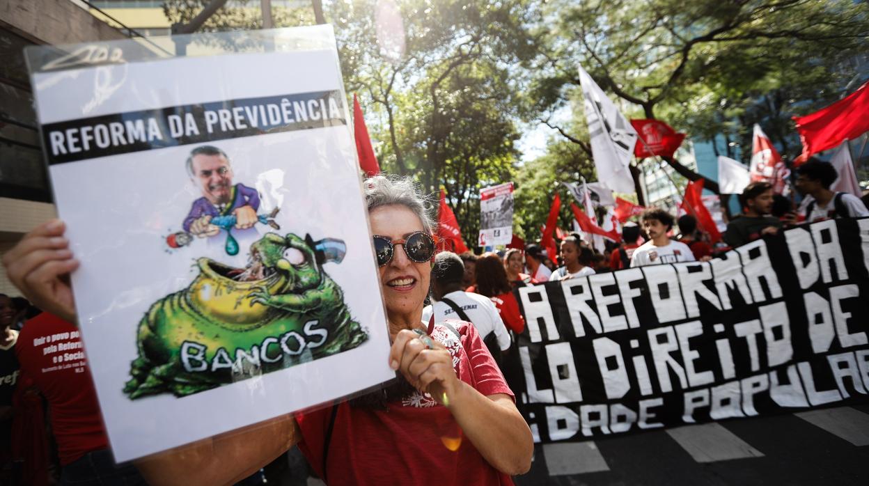 Manifestación contra el Gobierno en Belo Horizonte, durante la jornada de huelga general en Brasil