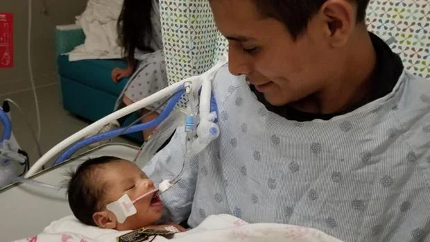 Muere el bebé que fue arrancado del vientre de su madre en EE.UU.
