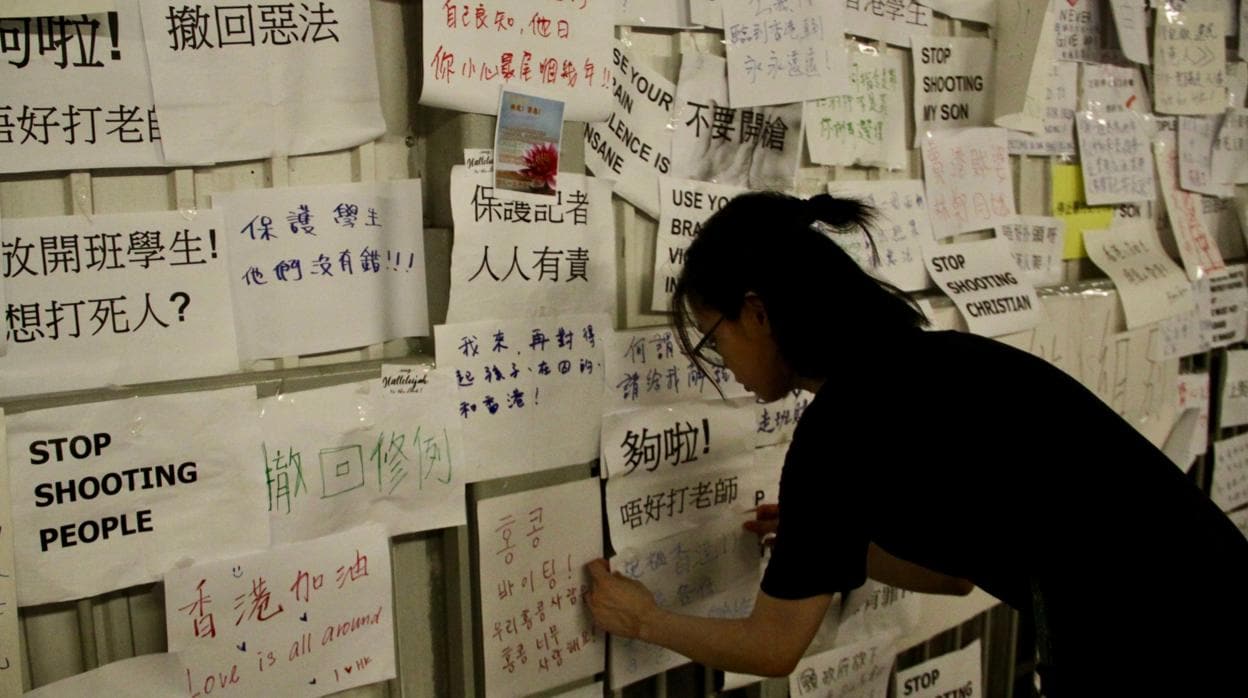 Mensajes de jóvenes de Hong Kong contra la represión policial