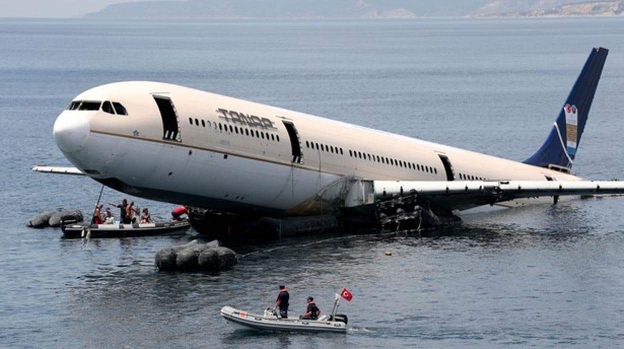 El avión ha sido sumergido a una milla de la costa turca
