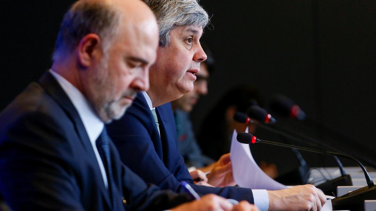 El presidente del Eurogrupo, Mário Centeno (derecha), y el comisario europeo de Asuntos Económicos, Pierre Moscovici