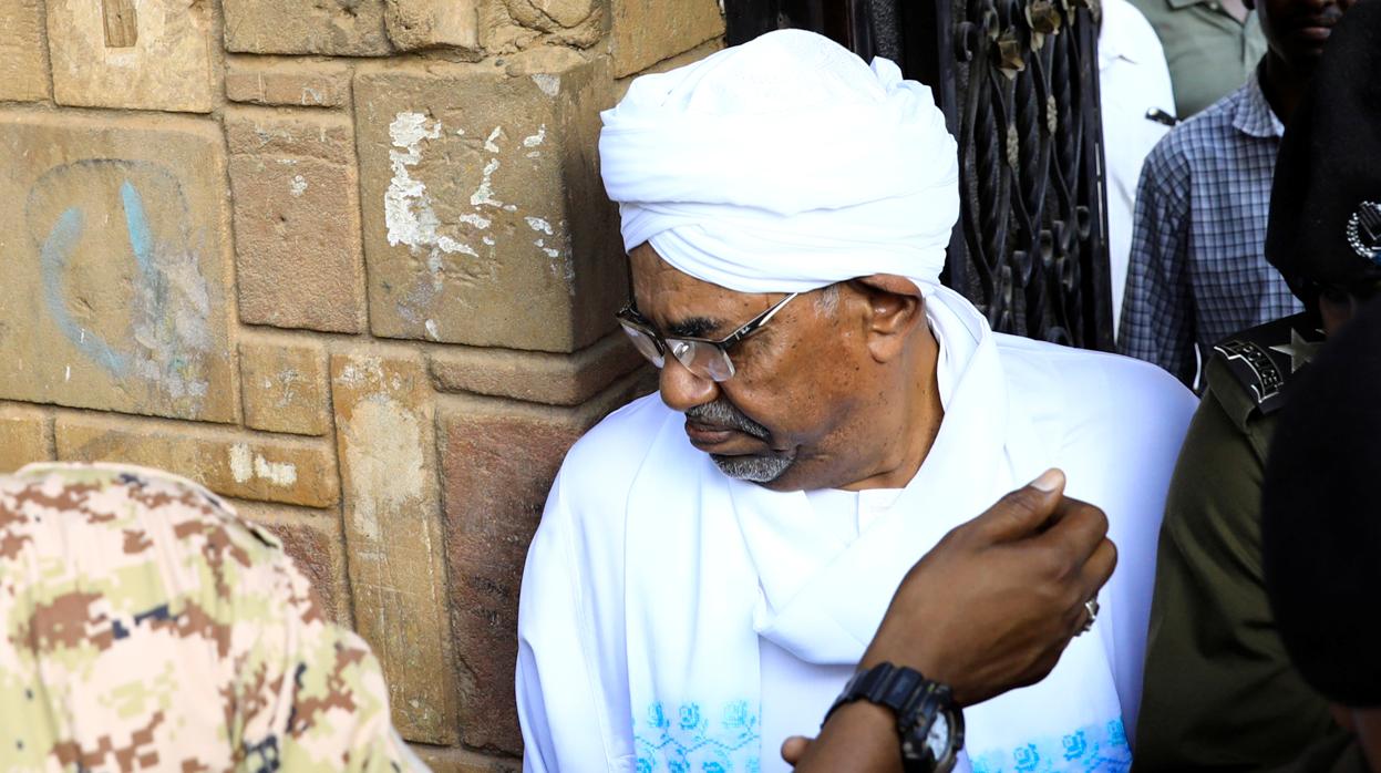 El expresidente de Sudán, Omar al-Bashir, abandona la sede de la Fiscalía anticorrupción, ayer en Sudán