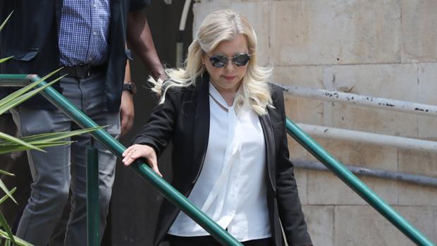 Condenan a la mujer de Netanyahu por malversación de fondos públicos