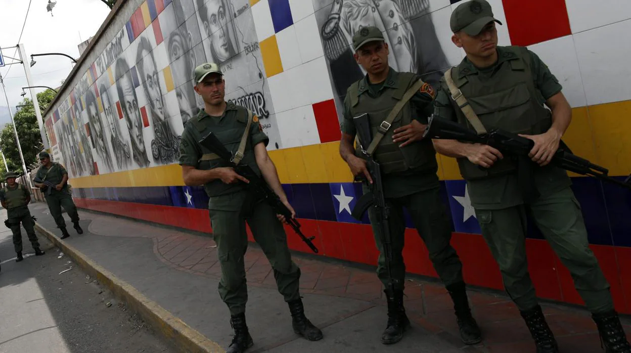 Imagen de archivo de un grupo de militares venezolanos en la frontera entre Colombia y Venezuela