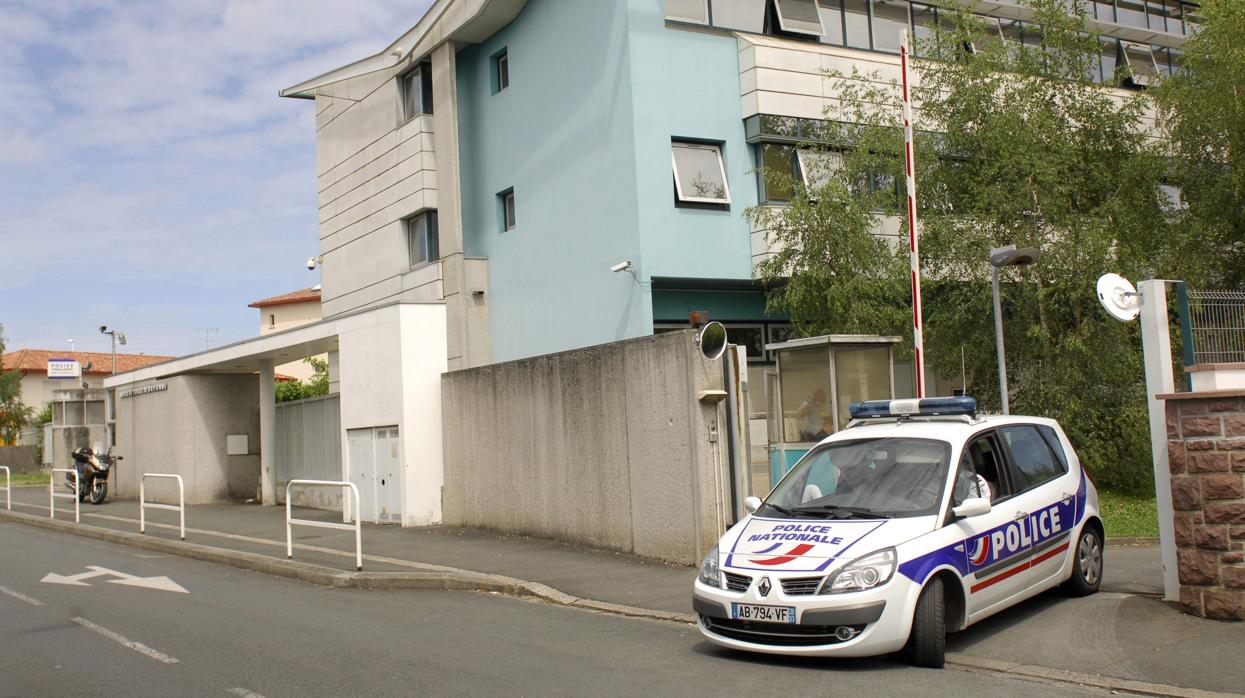 Un vehículo policial francés saliendo de una comisaría