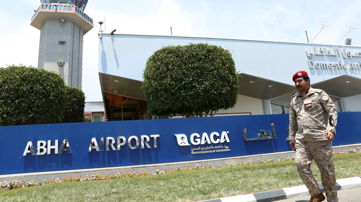 Un guardia de seguridad vigila el perímetro del Aeropuerto Internacional de Abha, atacado la semana pasada