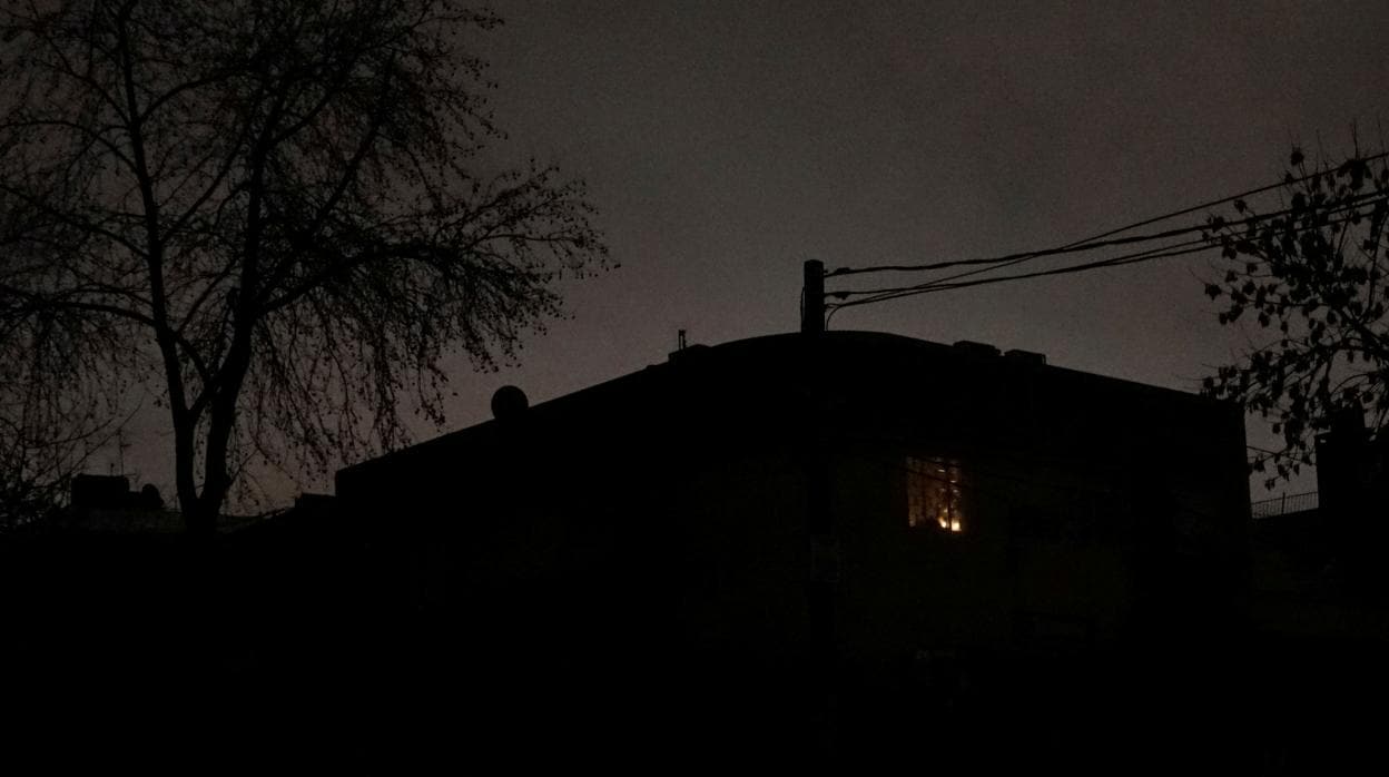 Una casa durante el apagón en Argentina