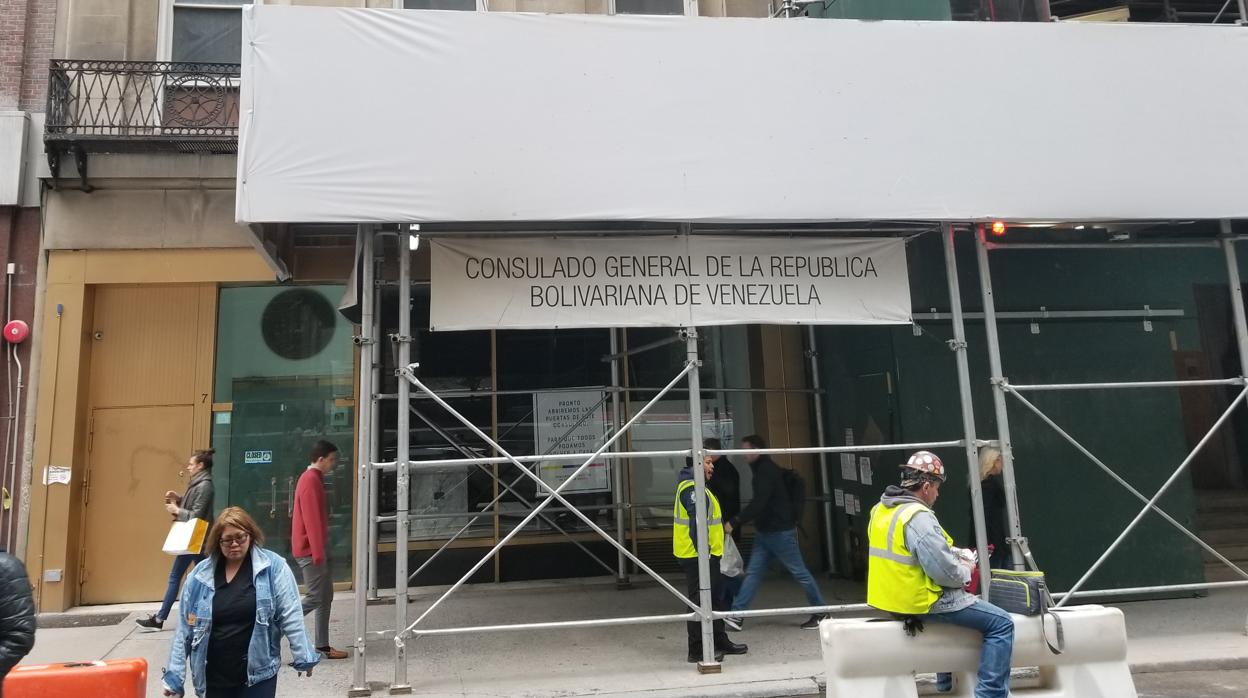 Foto del consulado de Venezuela en Nueva York con andamios