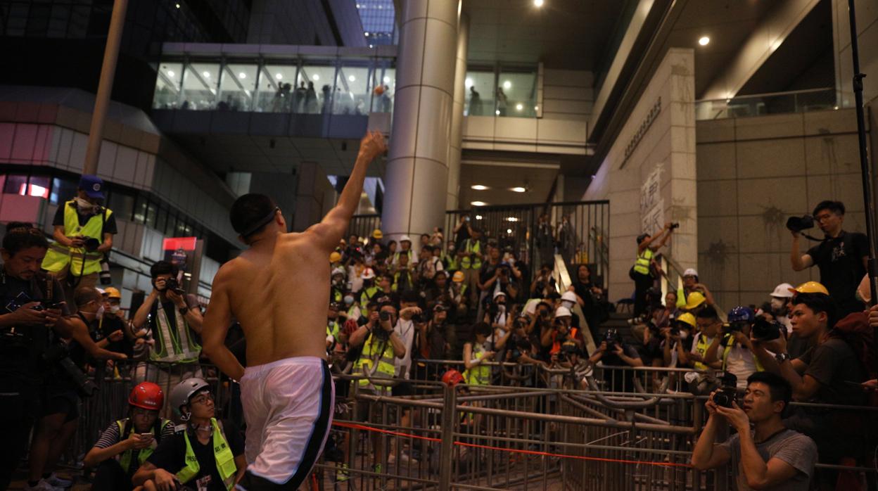 Un manifestante arroja un huevo a la fachada del cuartel general de la Policía en Hong Kong