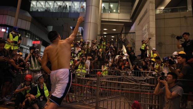 Cerco masivo de 16 horas a la Policía de Hong Kong