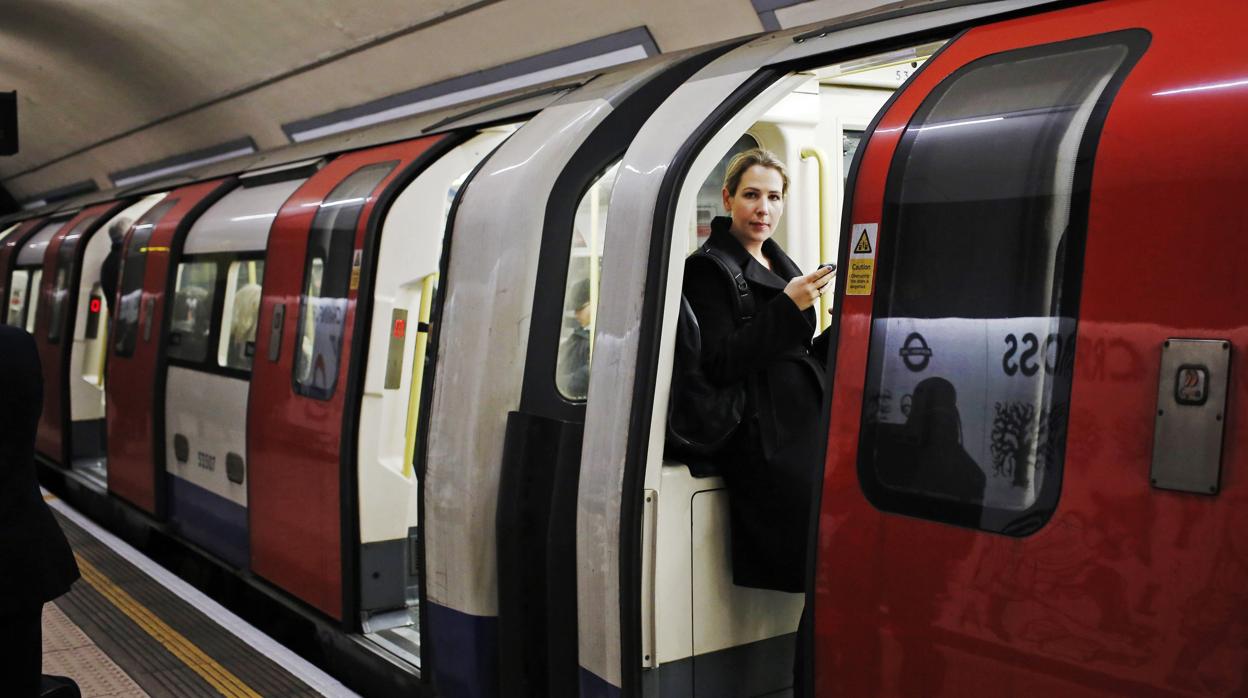 Una mujer espera la salida del metro en una estación de Londres