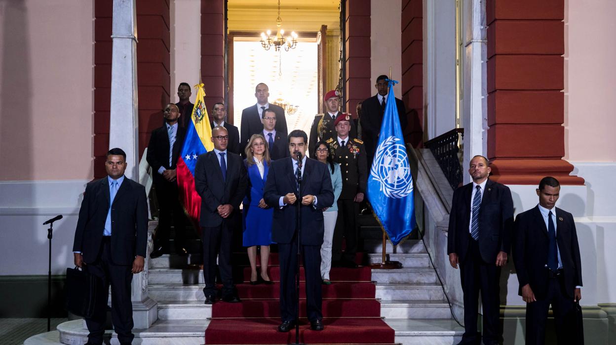 Nicolás Maduro habla tras su reunión con Michelle Bachelet, este viernes en el Palacio de Miraflores, en Caracas